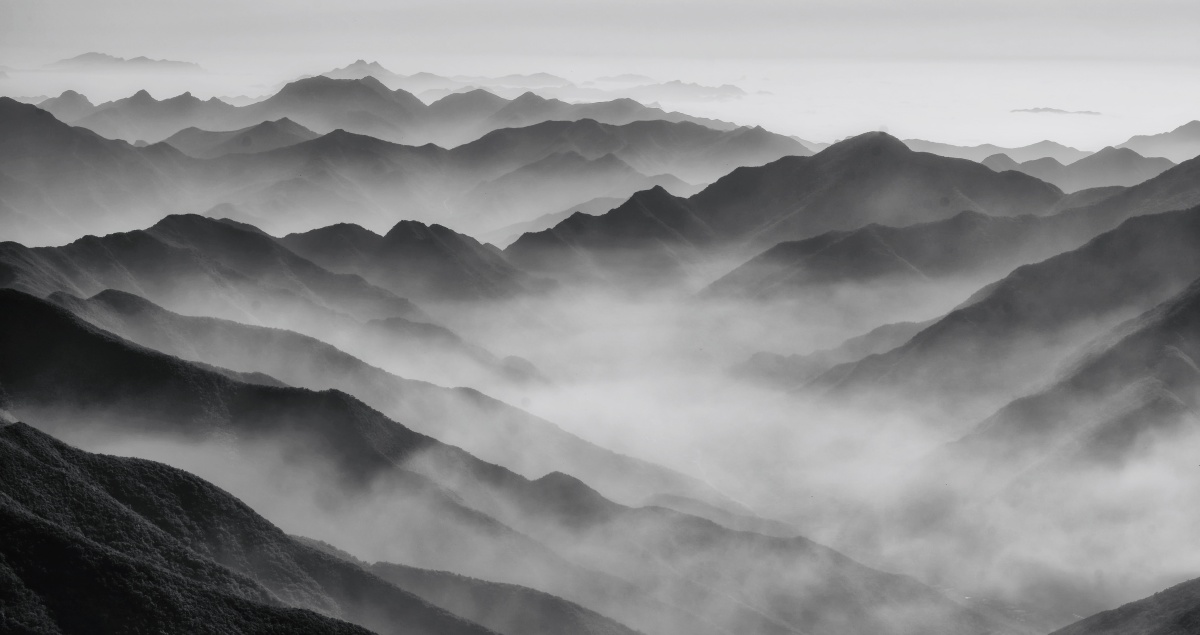 步云山水墨山峦