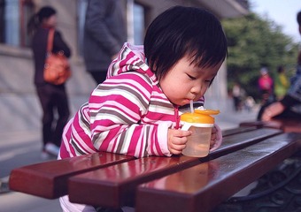 认真的在喝水