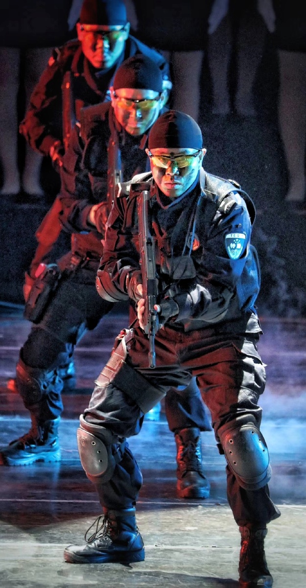 特警部队表演英姿飒爽除暴安良