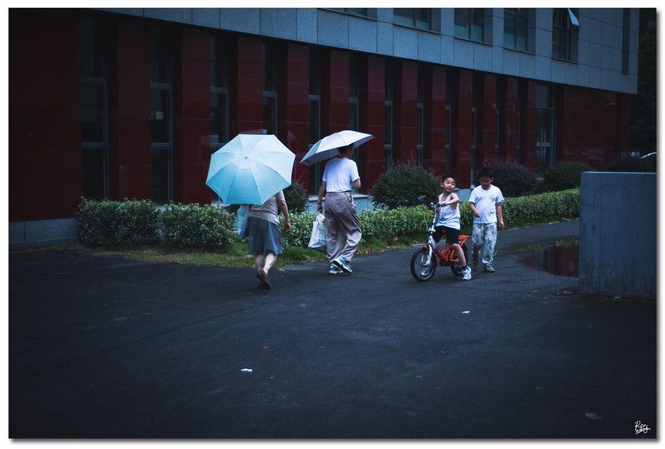 2012.07.12 下雨不下雨的对于小孩儿来说 都一样<br />