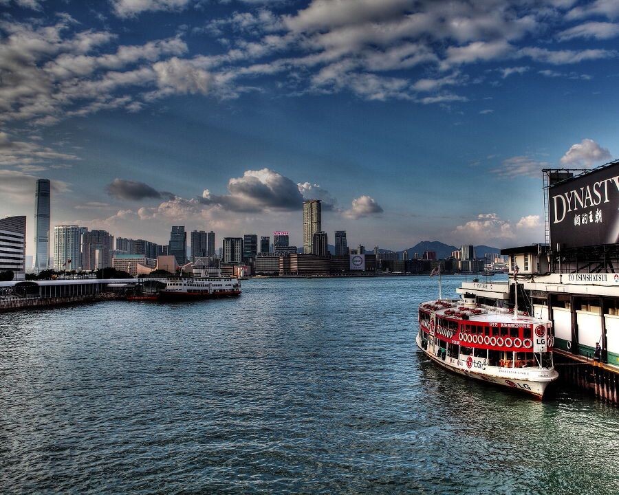 静静的维港<br />
斜阳下，维多利亚港显得非常的宁静，繁忙之后，也是该歇一会了。夜幕降临后，“幻彩咏香江”又要在这里热闹上演了。