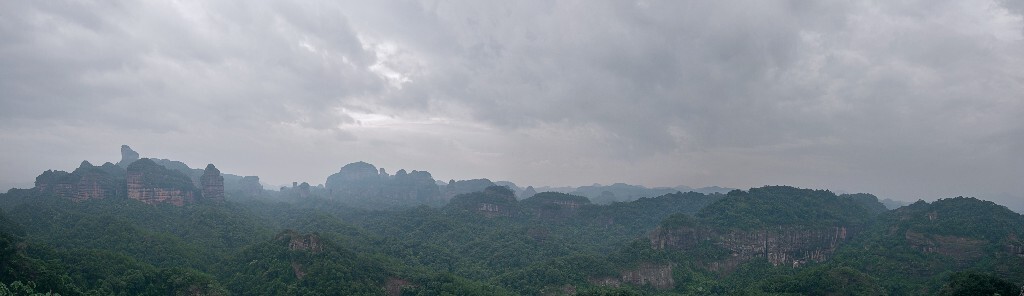 面对真正广袤的场景，超广角表示无能为力，20mm焦段拍摄共五张接图