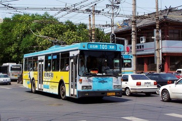 Beijing No105 Trolleybus Xi'si Crossing 西四路口的北京电车华宇BJD120