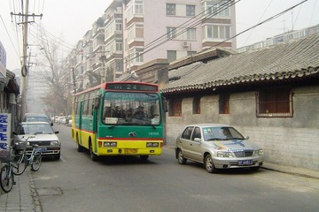 Beijing No24 Bus in Xizongbu Hutong 西总布胡同里的24路
