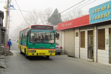 Beijing No24 Bus in Xizongbu Hutong 西总布胡同里的24路