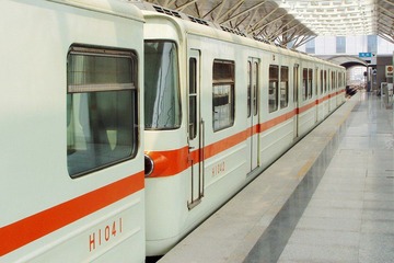 BJS metro H104 Xizhimen Station 北京西直门13号线的“小面包”