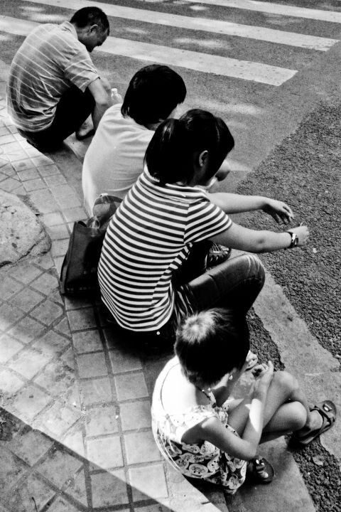 路边<br />
西门口