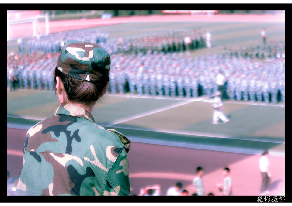 军训中的背影