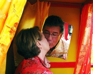 花轿里的吻