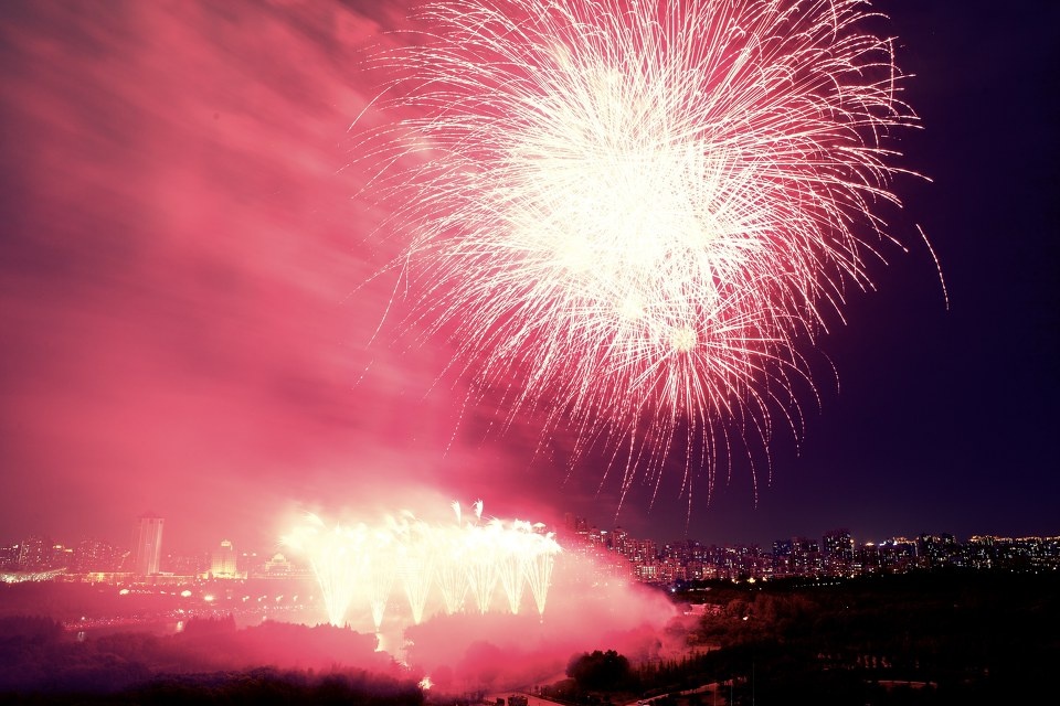 红色的雾刮的漫天都是烟,但带点烟雾才更带感在烈火中重生放烟花的