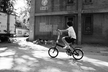 酒仙桥十一街坊，玩耍的小孩