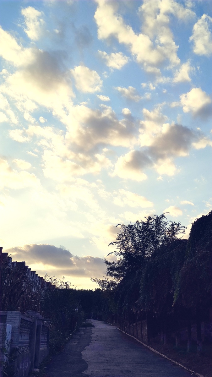 云多了,日落了,还是耀了一片光辉