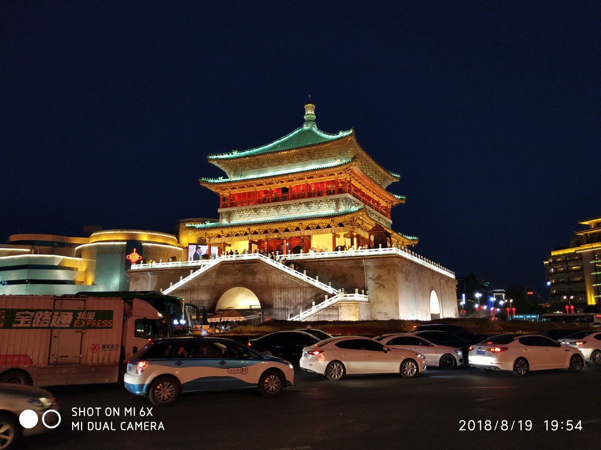 贴金彩绘画栋雕梁顶部有鎏金宝顶金碧辉煌体现了古代汉族西安的曾用名