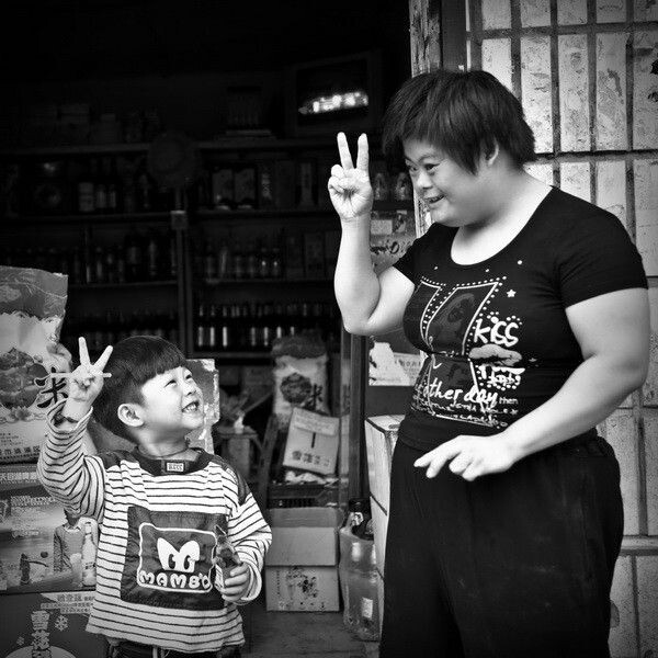 同乐<br />
小孩子开始躲在店里头不肯出来,很害羞。她妈妈看见我有意想给她的小孩拍照,便鼓励孩子勇敢点。孩子的妈似乎有点智障,言语有点困难。我已经在她们店门口捣鼓了近10分钟,最后定格了这画面