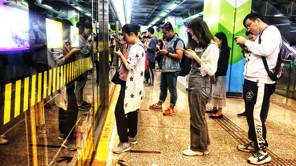 星期一的早晨路茫茫赶地铁的人啊排成行