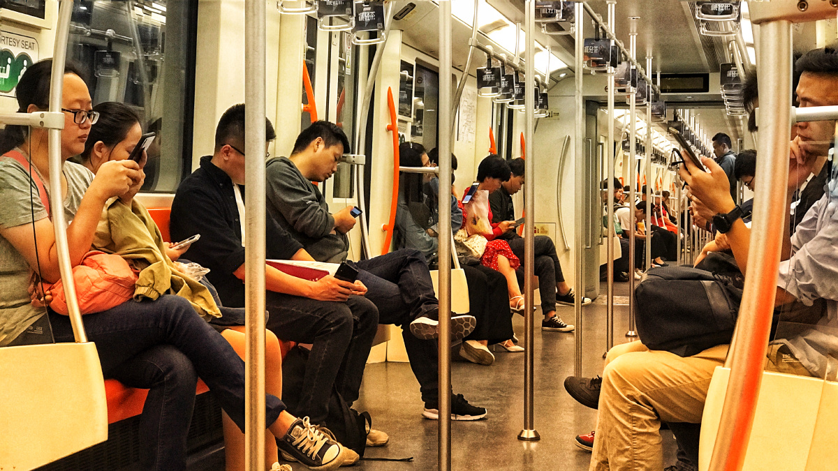 星期一的早晨路茫茫赶地铁的人啊排成行