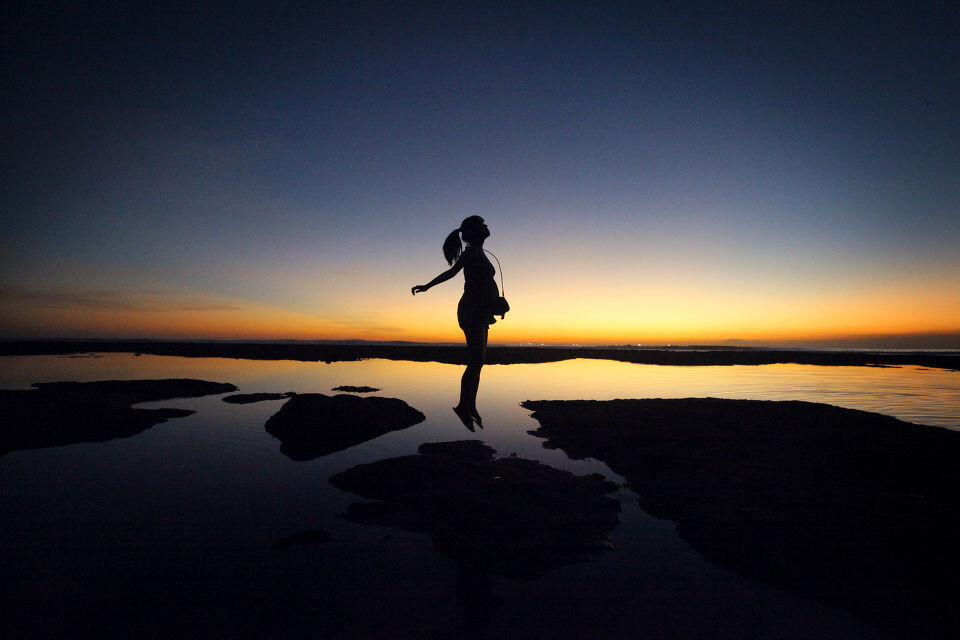 我坐在夕陽里看日出復活<br />
Sunset at Uluwatu Beach, Bali, Indonesia<br />
Model:ZTX<br />
