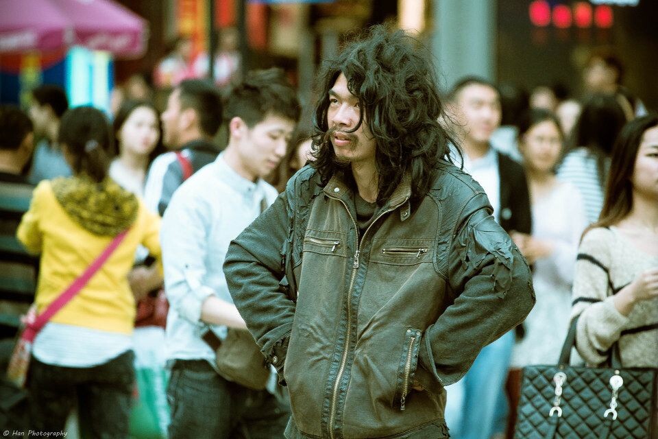 凝望 《影响视觉》投稿<br />
春熙路的流浪者 凝视着闪动的广告牌 伫立良久