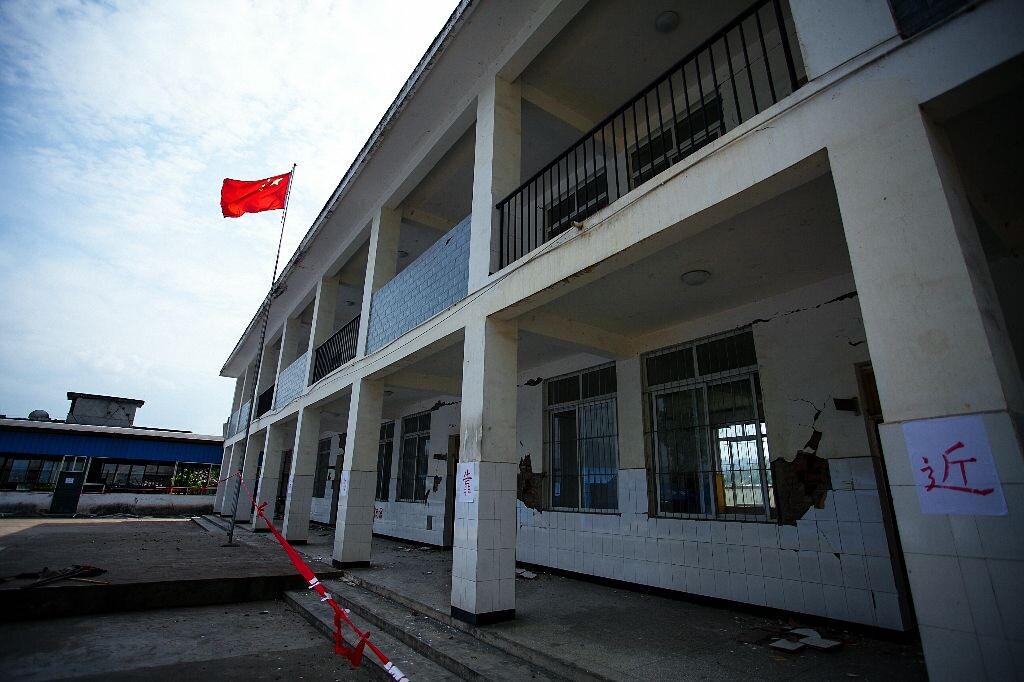 红旗飘飘<br />
小学的校舍，楼是没法用了，旗帜也依旧要飘扬
