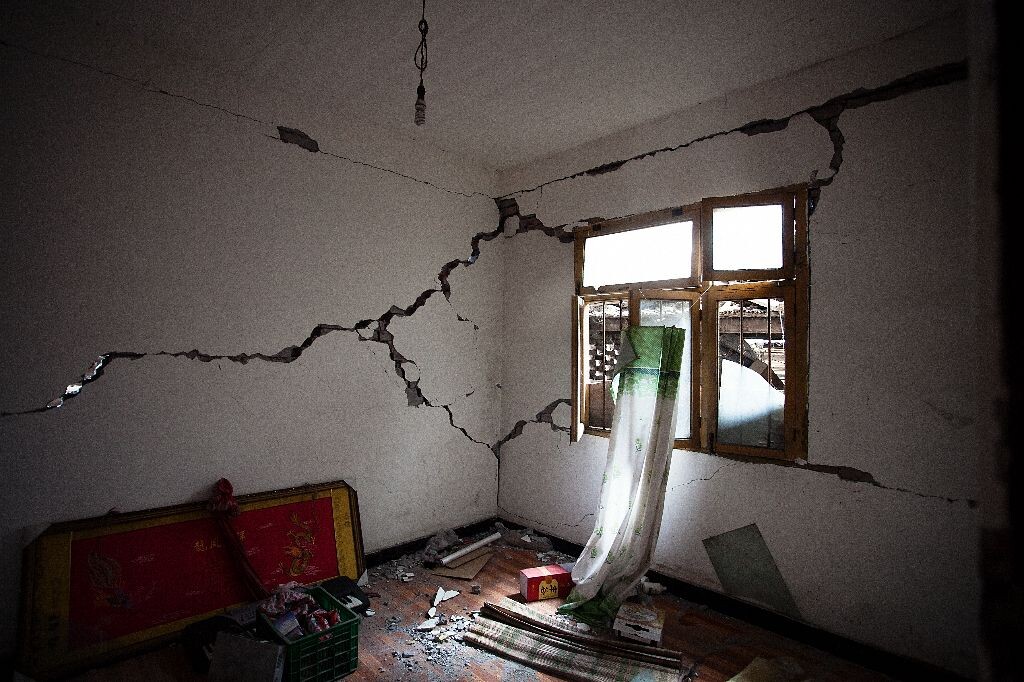 破碎的墙壁<br />
这是这东房子的卧室，可以看到墙壁已经开裂，一场不小的余震可能就会垮，各位之后去的志愿者不要因为好奇进入这样的危房，里面真的不好玩。