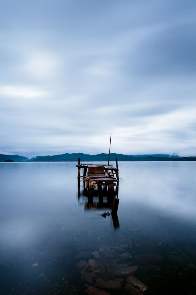 小落水的客栈外就是这片湖，浸在湖里的码头听着潮涨潮落，生生不息