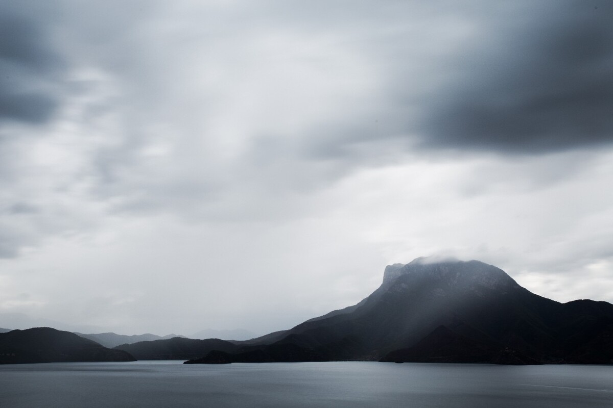 泸沽湖的阵雨浇在对面的女神山上。