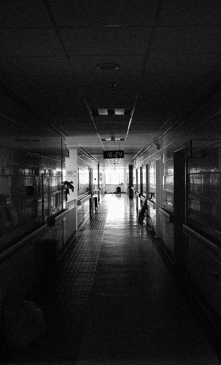 医院安静的走廊,让人不寒而栗