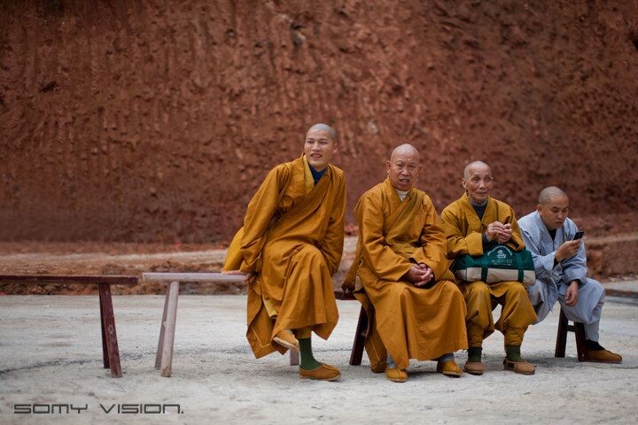 众僧像<br />
这个比较好玩，我发现四个僧人 按着高矮的顺序 做在长蹬上，各做各的事情，其中一位还发现了我在拍他们，向我投来目光。