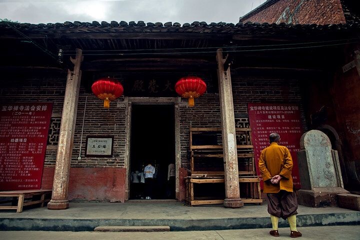 思考<br />
一位老僧人背着手在老房子前思考着什么或许只是片刻的休息