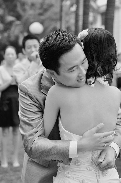 深情相拥<br />
朋友婚礼上拍的