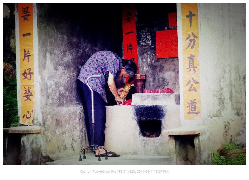 年迈的老婆婆<br />
也许她知道过不了多久,就会去跟已故的友人见面了.但究竟是1年呢?还是 10年呢?不管了,坚持每天都烧香祭忌.