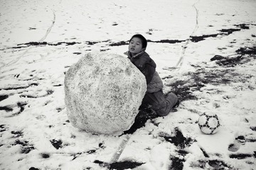 推雪球的孩子