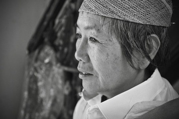 丧礼中的女儿