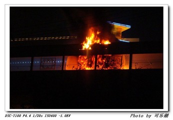 偶遇高架上汽车起火事故