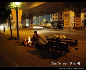 小区门口爆炒米的人