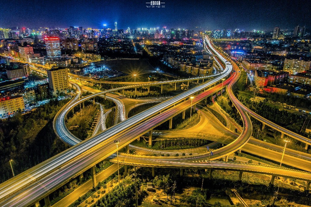 菊华立交是一个五层立交,是东二环上层数最多的立交,东连彩云北路、西通东郊路、北邻金马立交、南接石虎关立交。菊华立交是连接昆明主城与呈贡新城最便捷的通道,其立交利用原桥的部分匝道,又新建了主线高架与各条道路互通的匝道,目前成为东二环上转向比较完备的立交。