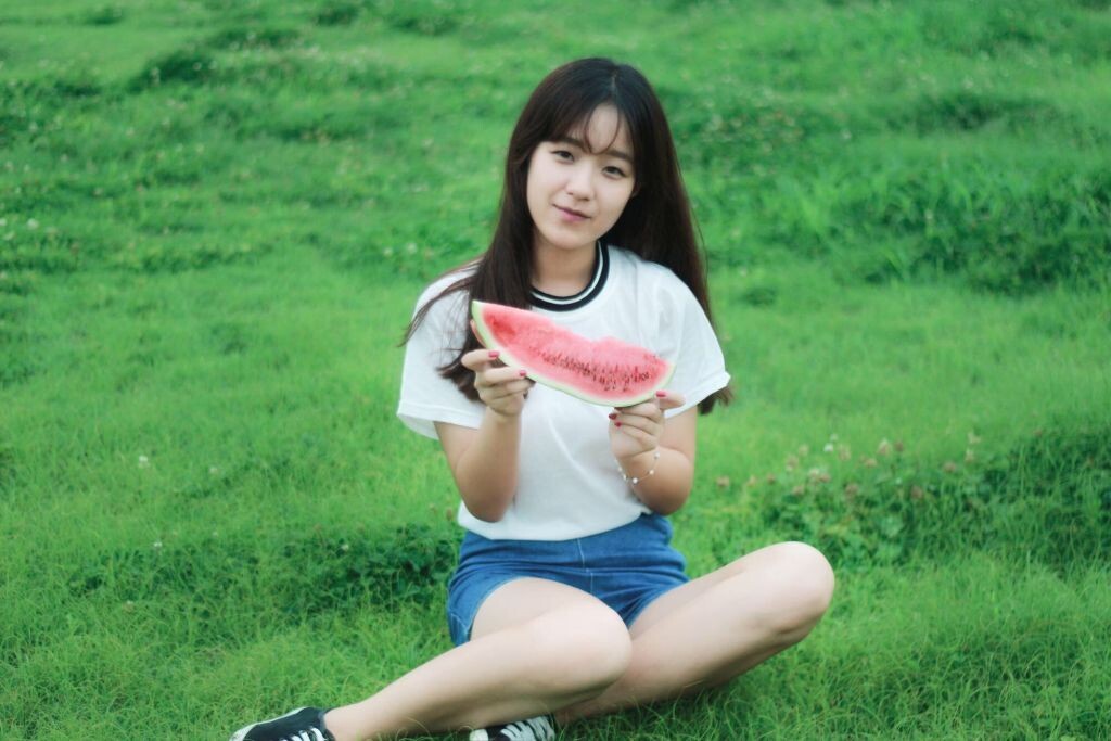 和小慧去老二中操场啃西瓜,差点被蚊子吃掉。