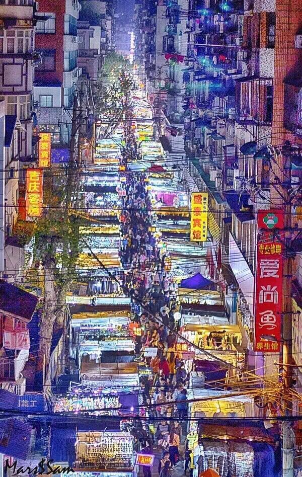 上半年翘课去武汉找了小黄,俩人走南闯北过江,赶地铁路上拍的。原图丢失了,画质不美丽。 - -