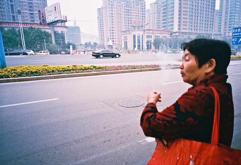 抽烟的老妇<br />
等公交偷拍。