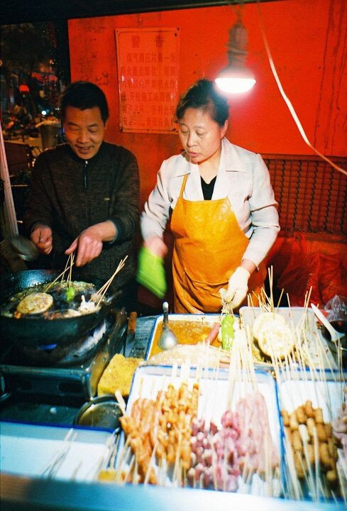 卖炸串的夫妇<br />
