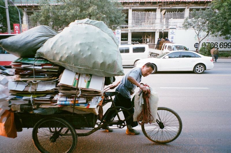 推车拾荒人<br />

