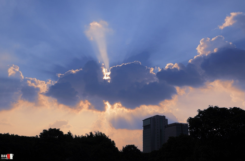 日落 br /> 蓝天白云般如梦如画的魔都好日子要暂且告一段落了!