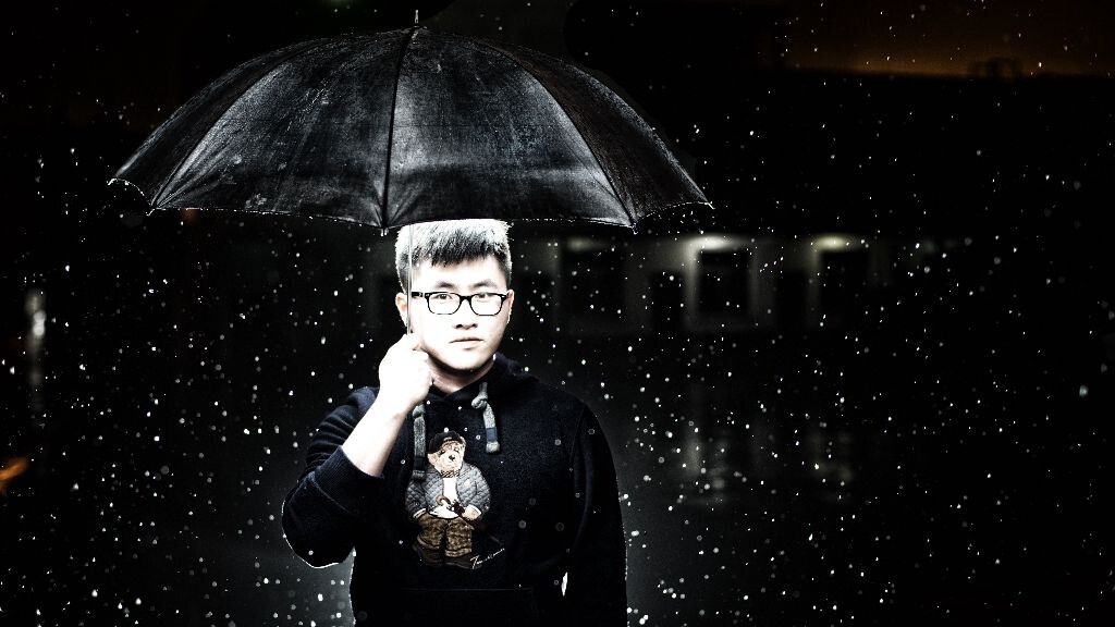 下雨天，吃了这货的鸡腿，只能陪他在雨里疯一把。还一定要我把他脸修瘦了才给发。吃鸡腿不易，且吃且珍惜。