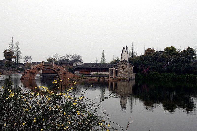 村落敷洲渚，断岸驾长虹<br />

