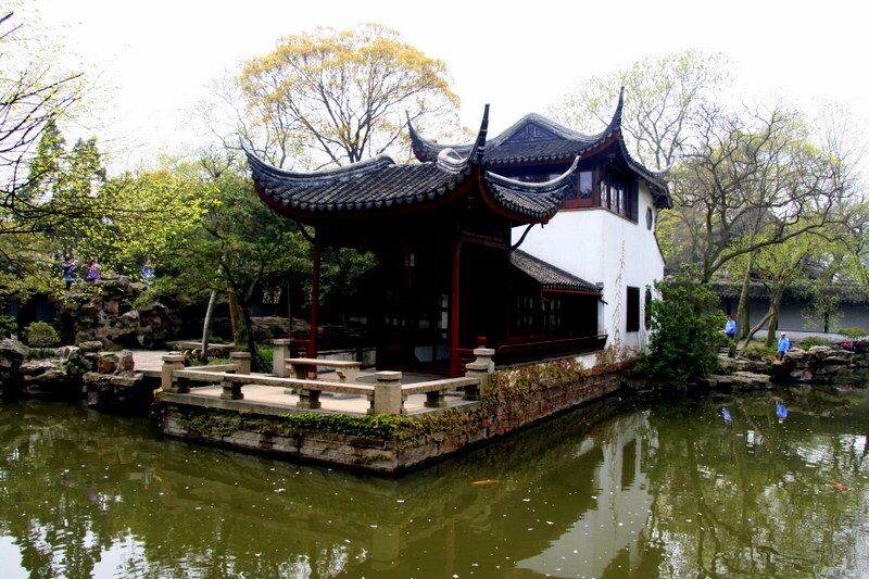 芳草池塘，绿阴庭院<br />
