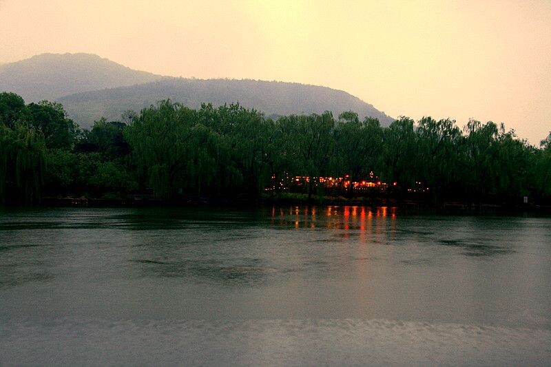 北京植物园黄昏雨景<br />
