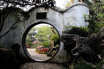 小院闲窗春己深