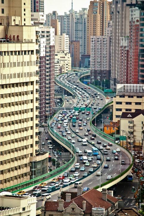 3月影赛建筑风景篇三等奖 曲直<br />
孙中原(上海) 这是在静安区的一栋大楼里隔着幕墙玻璃拍摄的照片。当天是阴天,所以原本准 备拍摄的是夜景,但下班高峰的提前来临使得高架上拥堵的车辆与两旁高楼密集的窗户呼应起来,这种川流在拥挤中的状态也是上海和现代都市的一种生存现状。