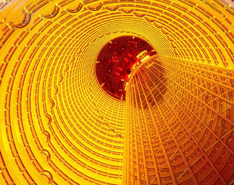 4月建筑风景篇二等奖<br />
金碧辉煌 朱立晨(武汉)这张照片是我站在上海金茂大厦的88层观光厅中向大厦内俯拍而成的。大厦内部的装饰十分引人入胜,这种具有美感的排列与艳丽的色彩在一瞬间给了我极大的视觉享受和创作灵感。Canon EOS 50D / EF 24-105mm F4L IS USM / F4 1/10秒 ISO800