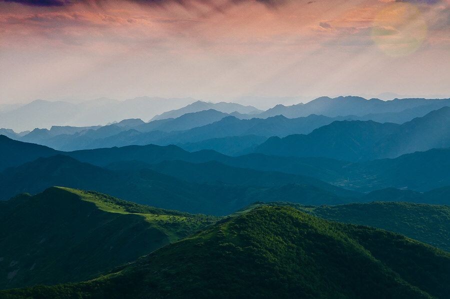 夕阳余晖下的群山<br />
